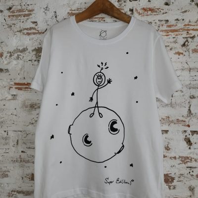 Foto camiseta planeta con personaje saludando